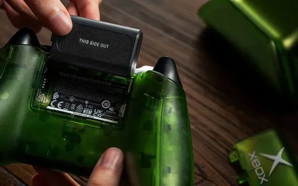 Foto paket kemasan kotak penjualan 8BitDo Rilis Dok Charger Transparan Spesial 25 Tahun Xbox