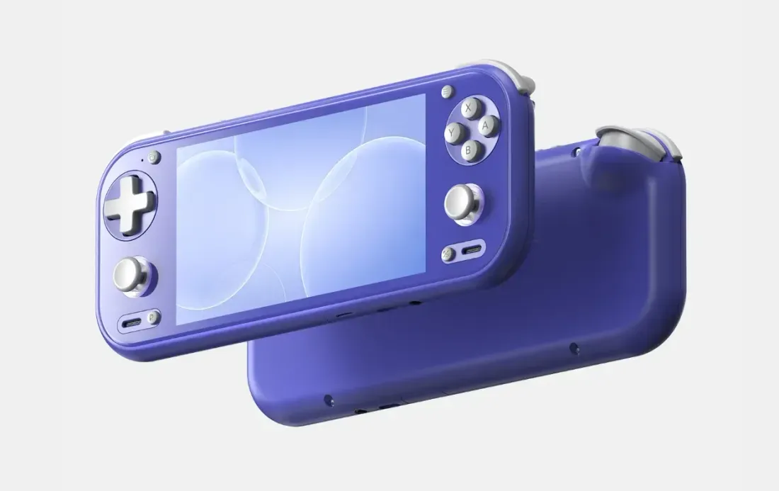 Foto tampak ukuran saat digenggam tangan Anbernic RG 55G1 Dirilis: Handheld Gaming Snapdragon Perdana