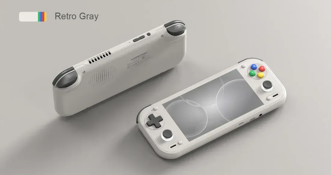 Foto tampak ukuran saat digenggam tangan Anbernic RG 55G1 Dirilis: Handheld Gaming Snapdragon Perdana