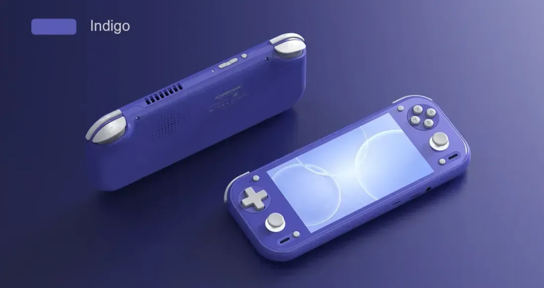 Foto tampak ukuran saat digenggam tangan Anbernic RG 55G1 Dirilis: Handheld Gaming Snapdragon Perdana