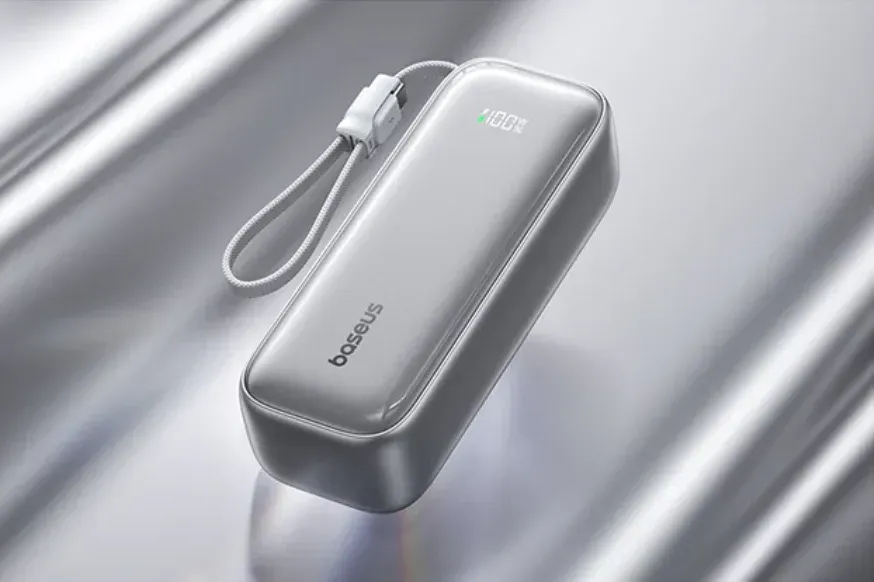 Foto tampilan multi-monitor dan display Baseus PicoGo AR11: Powerbank 100W 20.000 mAh dengan Kabel R
