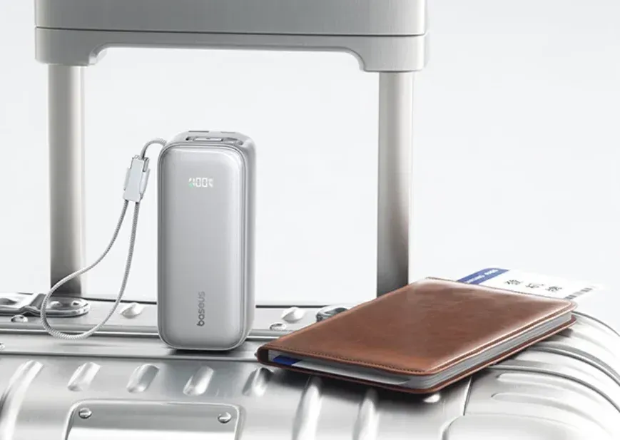 Foto tampilan multi-monitor dan display Baseus PicoGo AR11: Powerbank 100W 20.000 mAh dengan Kabel R