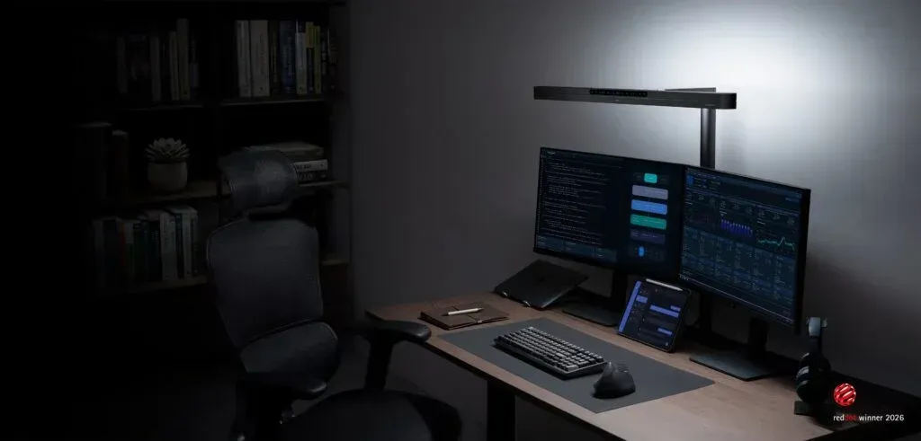 Foto tampilan multi-monitor dan display BenQ Punya Lampu Meja Khusus iMac dan Meja Dual Monitor