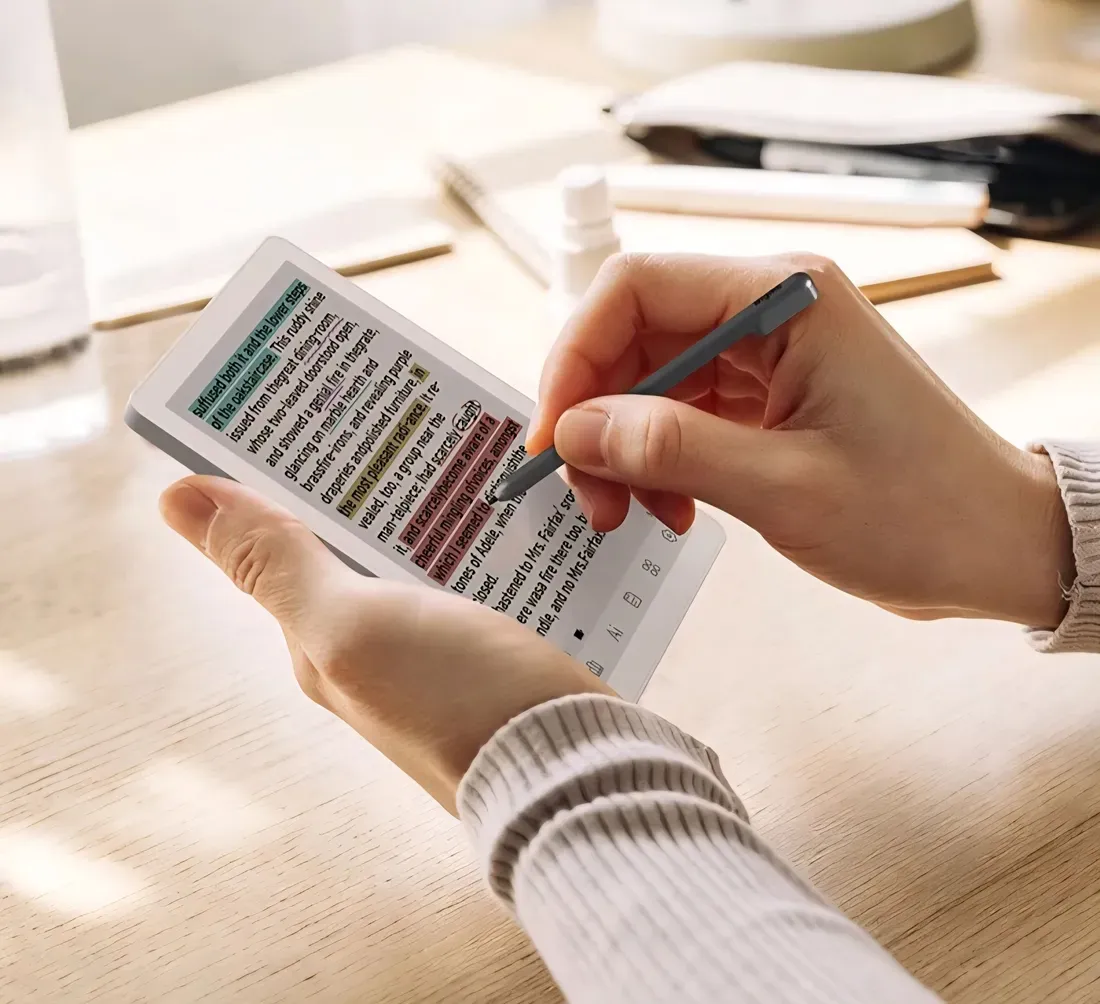 Ilustrasi bigme b6 pro being used with a stylus Bigme B6 Pro Resmi Meluncur, E-Reader Warna dengan 4G