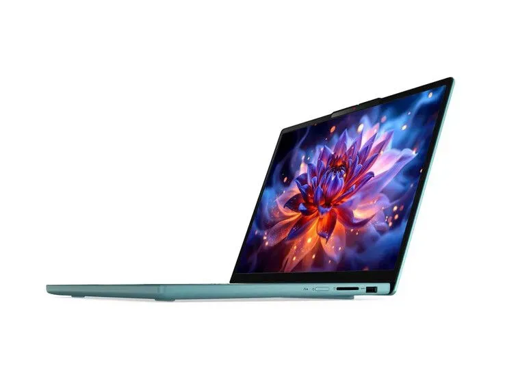 Foto tampak bagian bawah dan ventilasi Lenovo Perluas IdeaPad Slim 3 14-Inci: RAM 32 GB & Wi-Fi 7