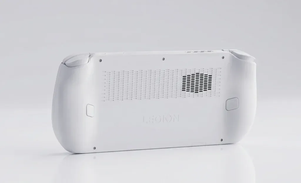 Foto tampak ukuran saat digenggam tangan Lenovo Rilis Legion C700, Konsol Cloud Gaming 120Hz Murah Me