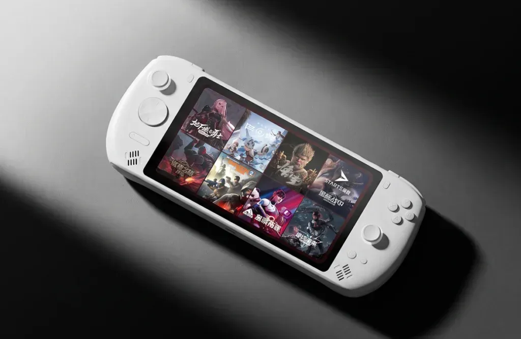 Foto tampak ukuran saat digenggam tangan Lenovo Rilis Legion C700, Konsol Cloud Gaming 120Hz Murah Me
