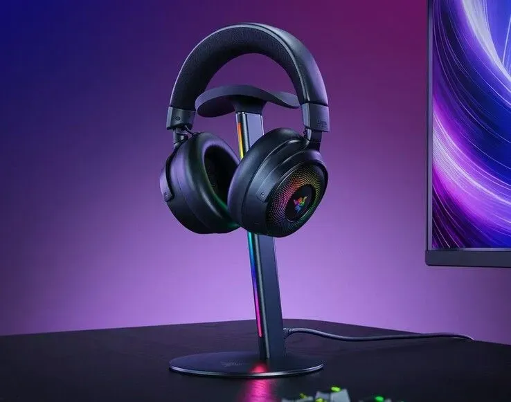 Foto desain fisik docking station Razer Bikin Stand Headphone yang Bisa Tahu Saat Diangkat