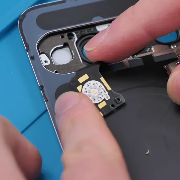 Foto tampak penampang atas Teardown Pixel 11 Pro Ungkap Rahasia Fitur HiLight yang Diba