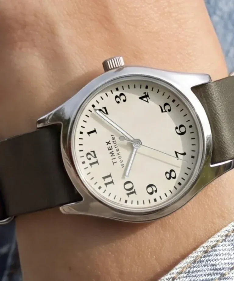 Foto tampak port belakang dan konektivitas I/O Timex Rilis Weekender New England 34mm, Jam Klasik Makin Rin
