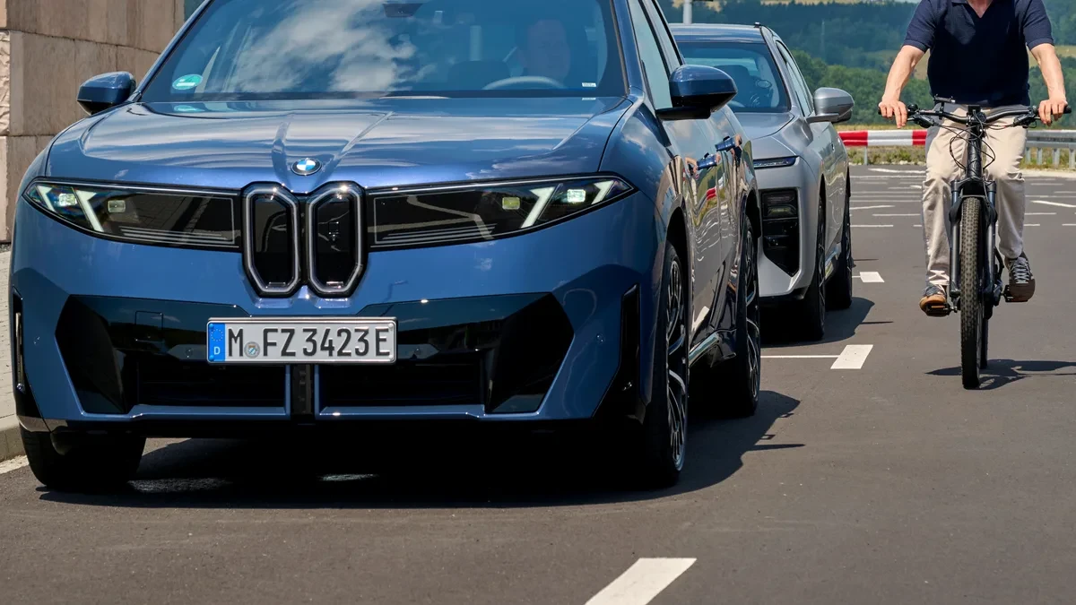 BMW iX3 dengan teknologi keselamatan otomatis untuk mencegah kecelakaan saat parkir