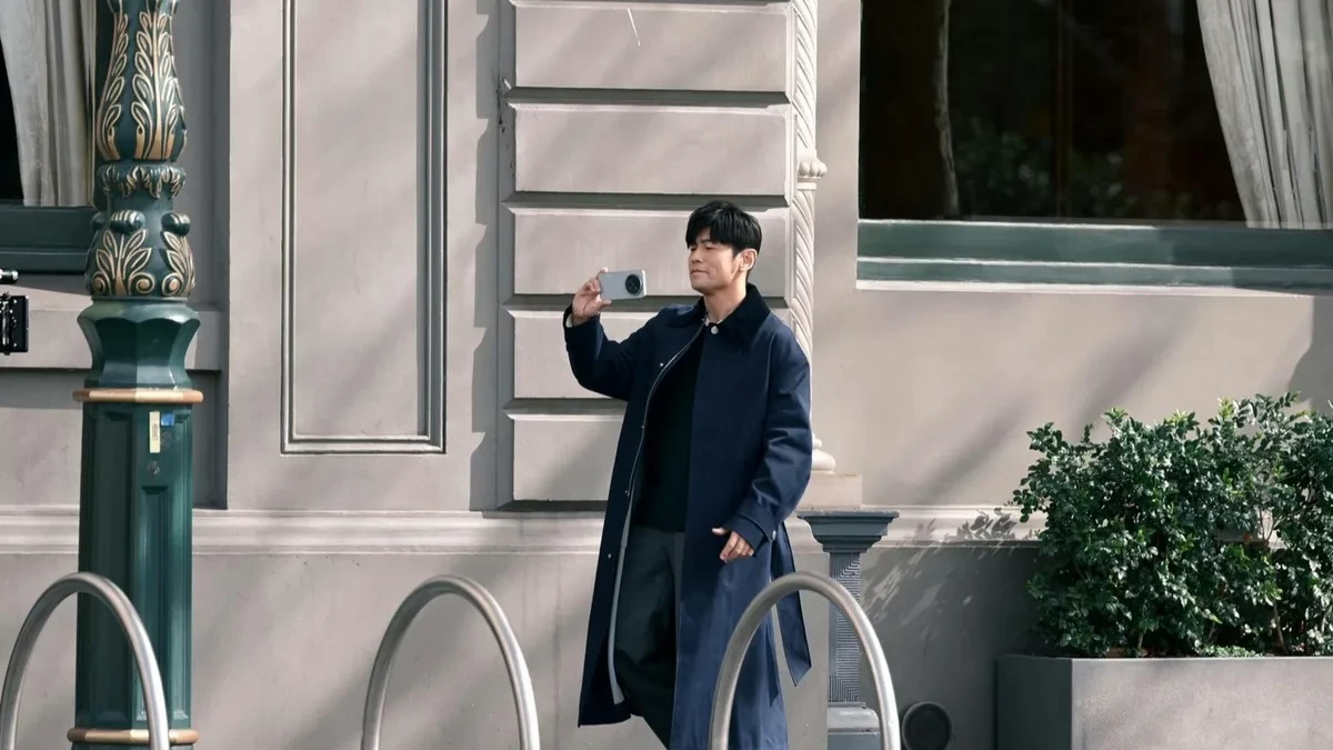 Bocoran foto dunia nyata vivo X500 Pro Max yang digenggam oleh Jay Chou saat syuting iklan di Melbourne