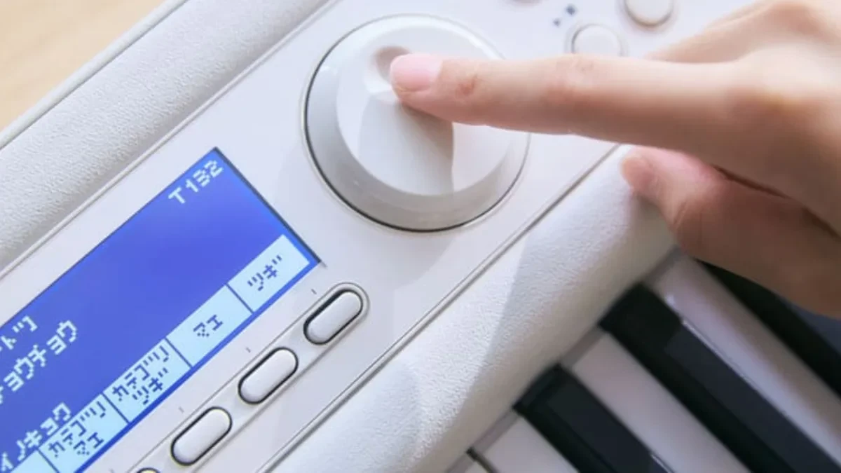 Casio LK-550 keyboard dengan tombol bercahaya dan fitur karaoke berbasis aktivitas otak