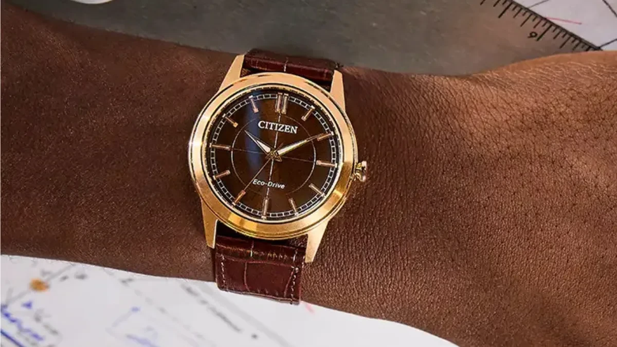 Foto tampak port belakang dan konektivitas I/O Citizen Luncurkan Jam Tangan Eco-Drive Rolan Baru Bergaya Vi