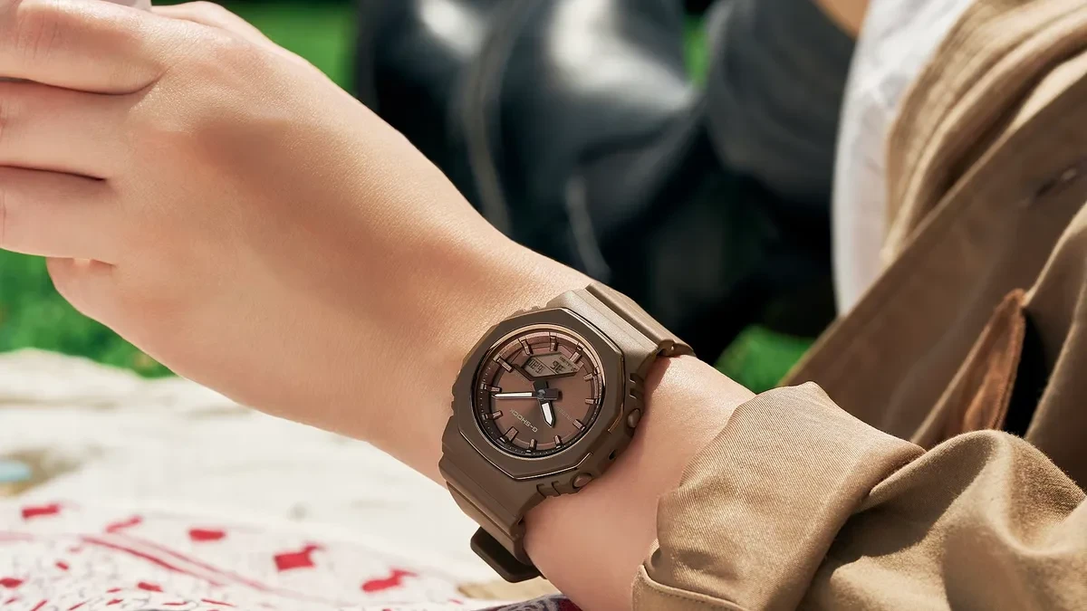 Casio G-Shock GMA-P2110B-5A berwarna cokelat dengan bezel metal