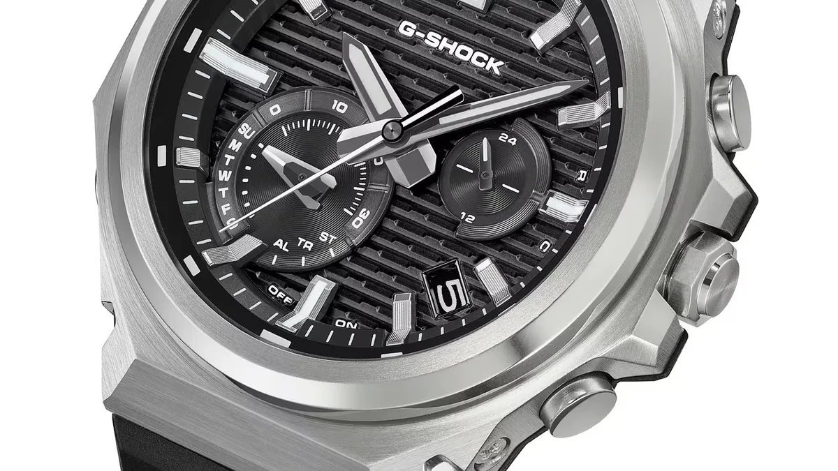 Casio G-Shock G-Steel GST-B1000 dengan tali resin dan casing baja
