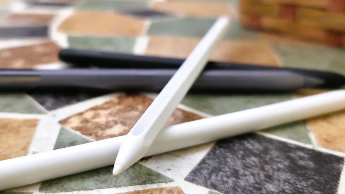 Ilustrasi Galaxy S27 Ultra dan S Pen Samsung