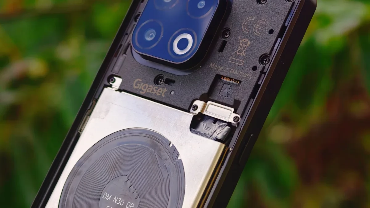 Smartphone Gigaset GS6 Pro dengan panel belakang kaca yang dapat dilepas dan kamera belakang