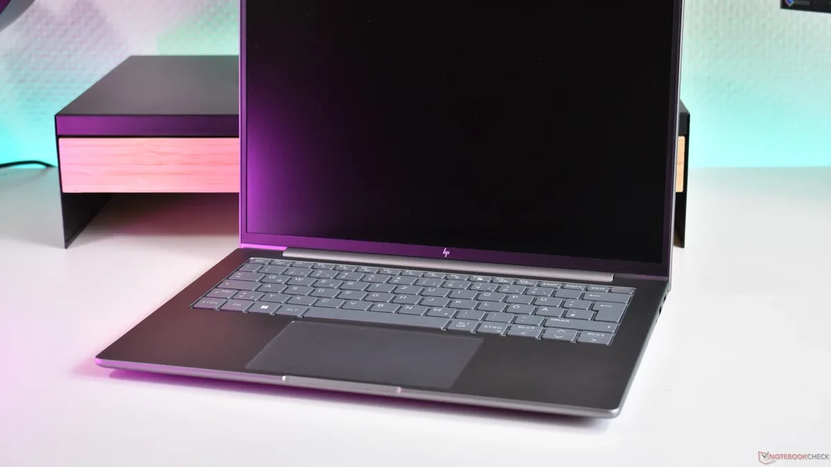 Laptop workstation HP ZBook 8 G2a 14 dengan prosesor AMD Ryzen dan RAM besar