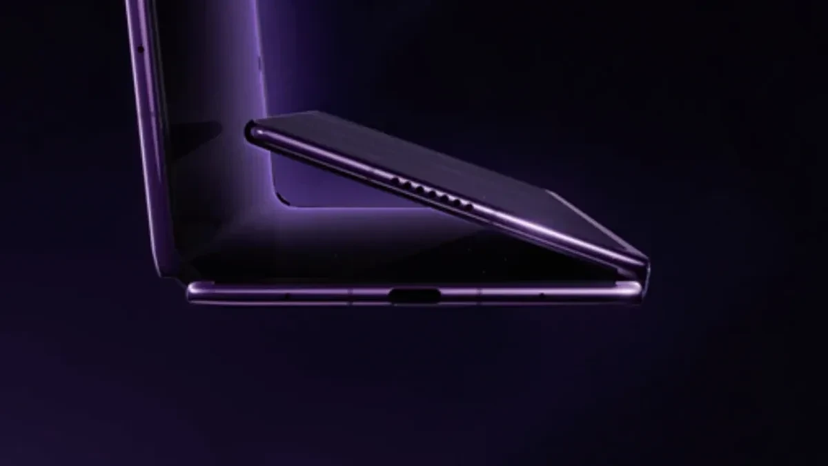 Huawei Mate XT 2 berwarna ungu dengan desain ponsel lipat tiga berbentuk U