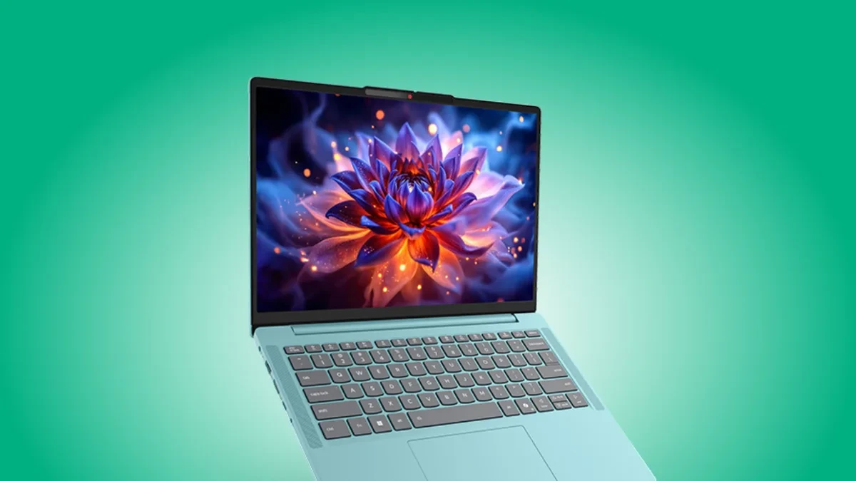Laptop Lenovo IdeaPad Slim 3 14-inci dengan layar 16:10 di atas meja kerja