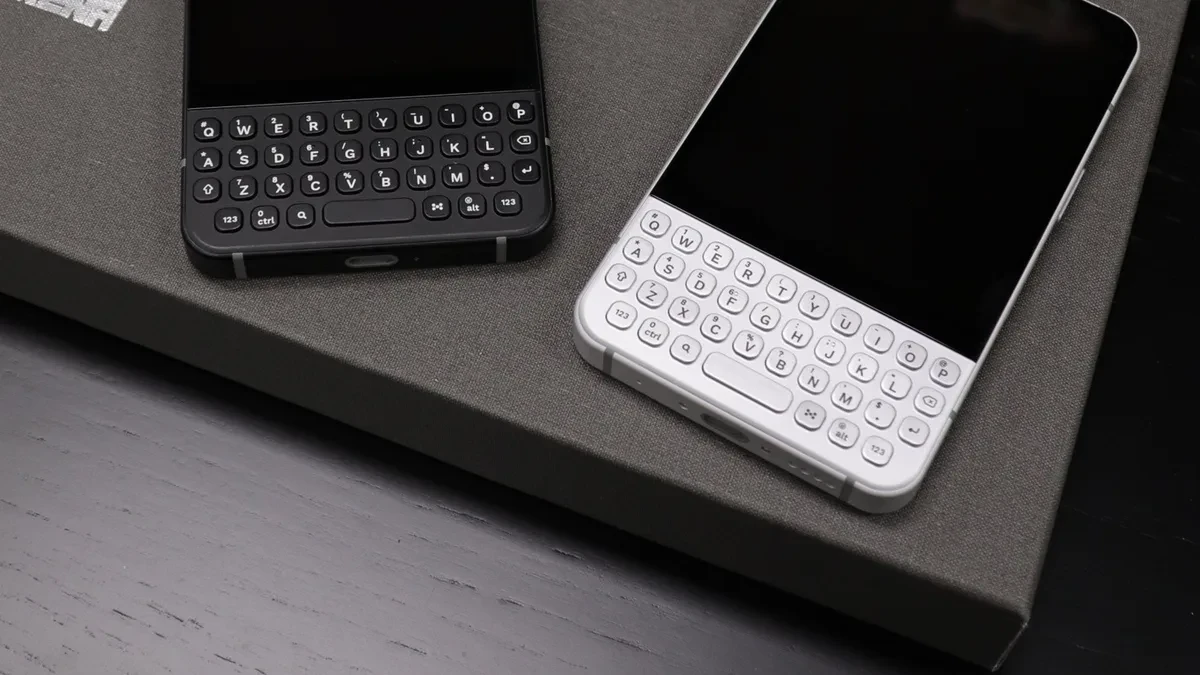 Minimal Phone 2 dengan layar OLED dan keyboard QWERTY fisik