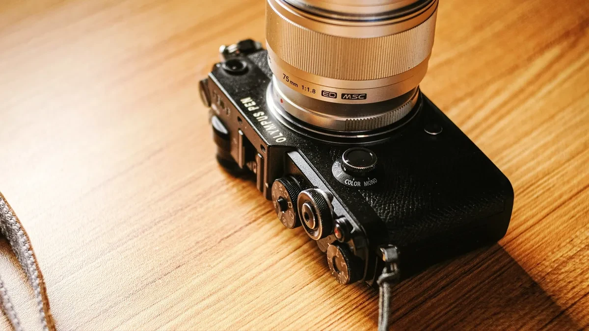 Kamera OM System bergaya retro yang diduga menjadi penerus Olympus Pen-F