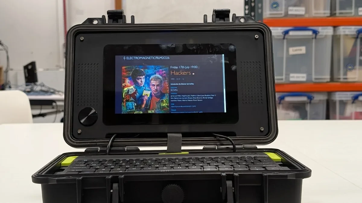 Ilustrasi cyberdeck komputer kustom Raspberry Pi dalam koper