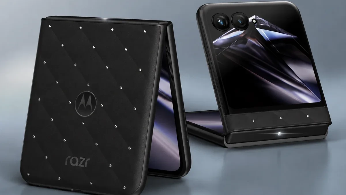 Motorola Razr 70 Swarovski Edition dengan panel belakang hitam bertabur kristal
