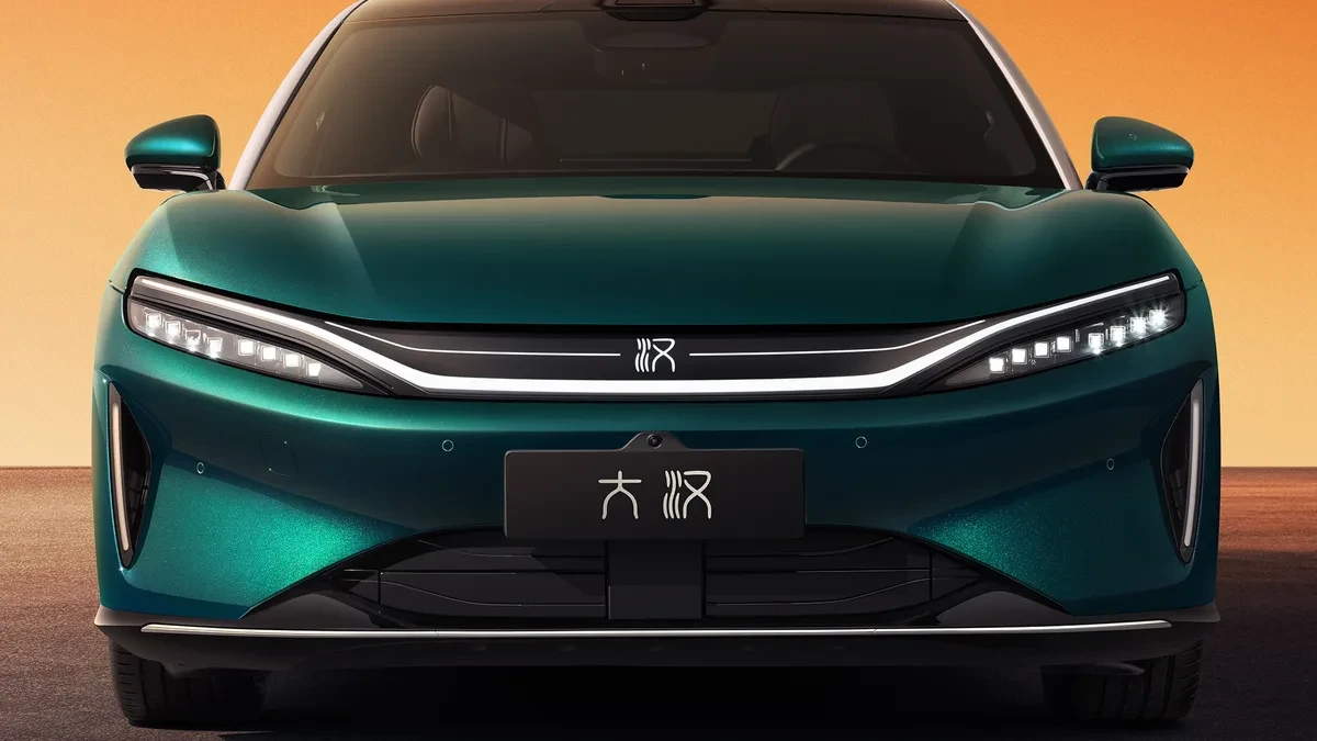 Sedan listrik mewah BYD Da Han EV berwarna perak aerodinamis