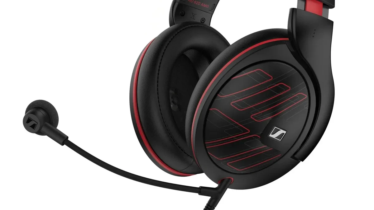 Sennheiser HD 620S Mercedes-AMG Edition dengan aksen merah pada ear cup dan headband