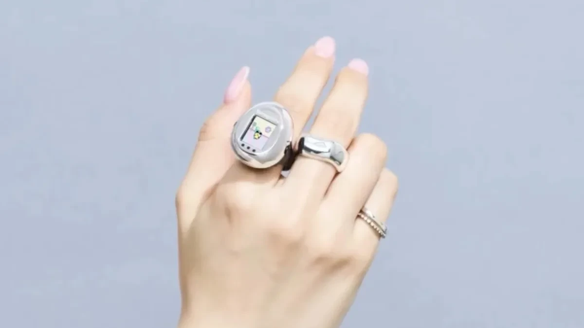 Tamagotchi Ring Bandai berbentuk telur kecil dengan layar LCD berwarna
