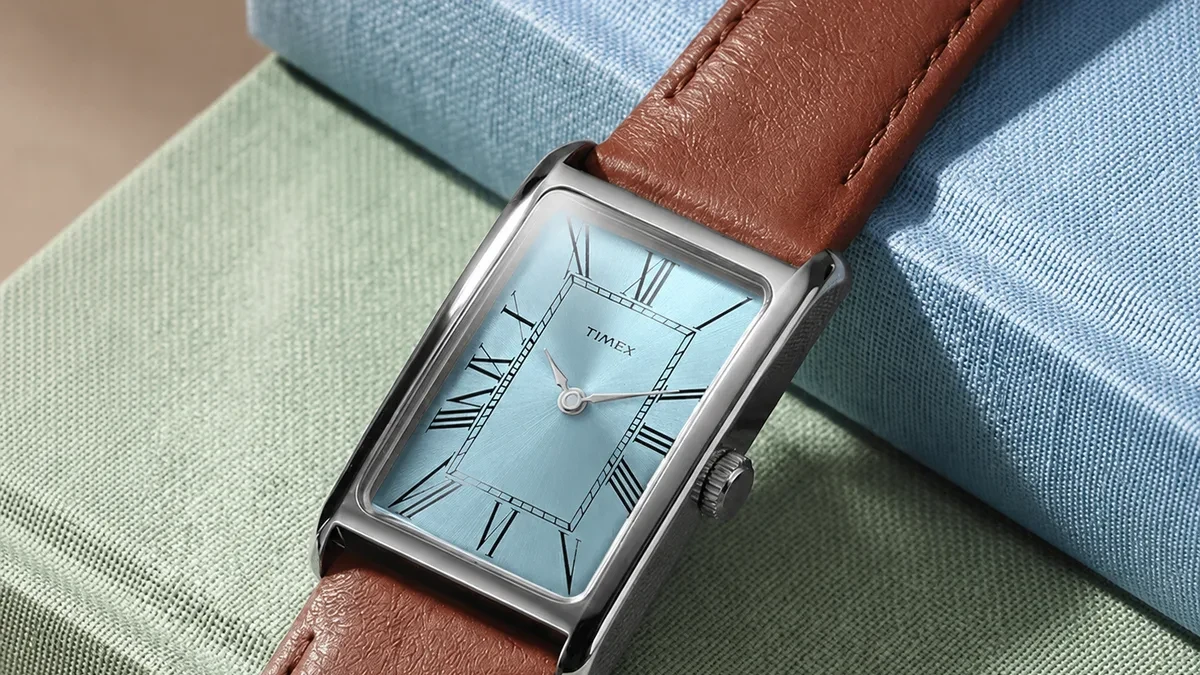 Jam tangan Timex 1976 Lexington Reissue dengan dial ice blue
