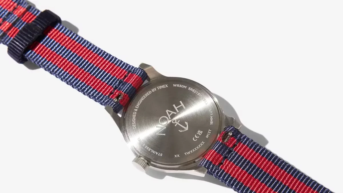 Jam tangan kolaborasi Noah x Timex MK1 Anchor dengan dial krem dan grafis jangkar