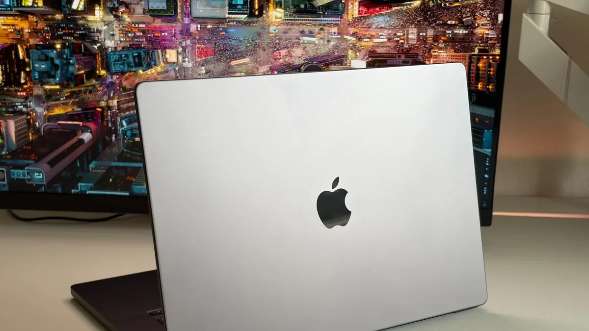 Laptop MacBook Pro 16 bertenaga Apple M5 Max