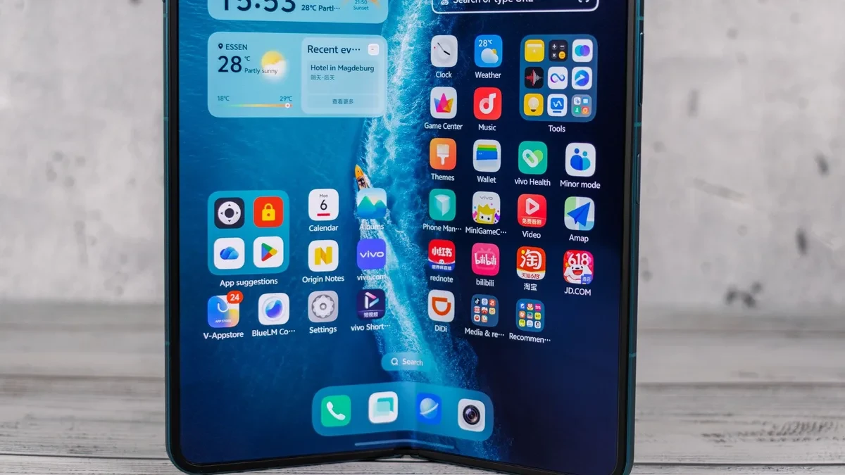 Vivo X Fold6 dalam posisi terbuka menampilkan layar lipat dan kamera belakang 200 MP