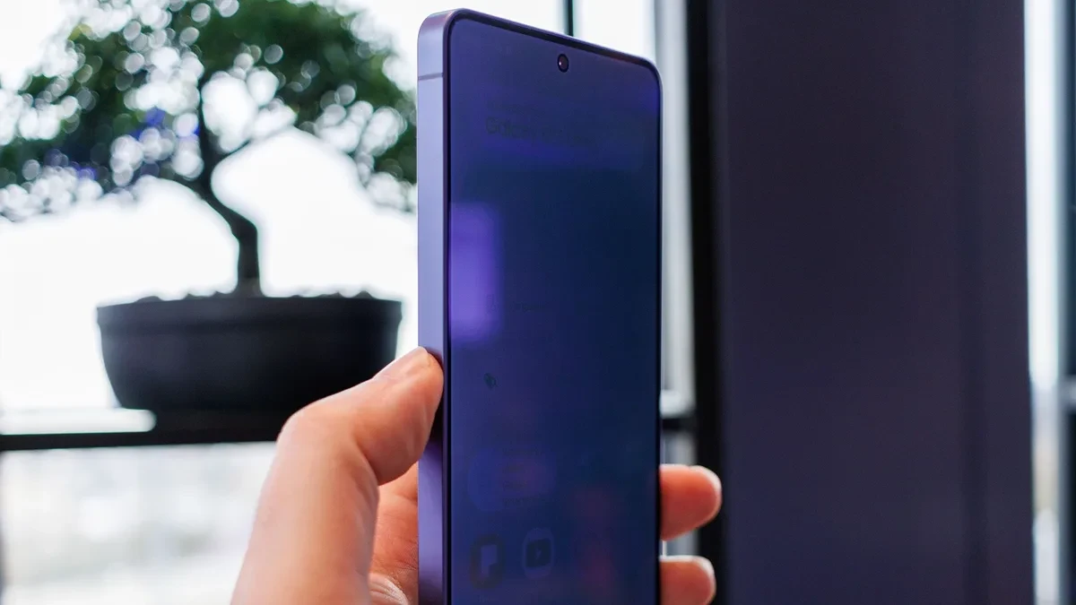 Ilustrasi fitur Smart privacy display Xiaomi pada layar ponsel flagship