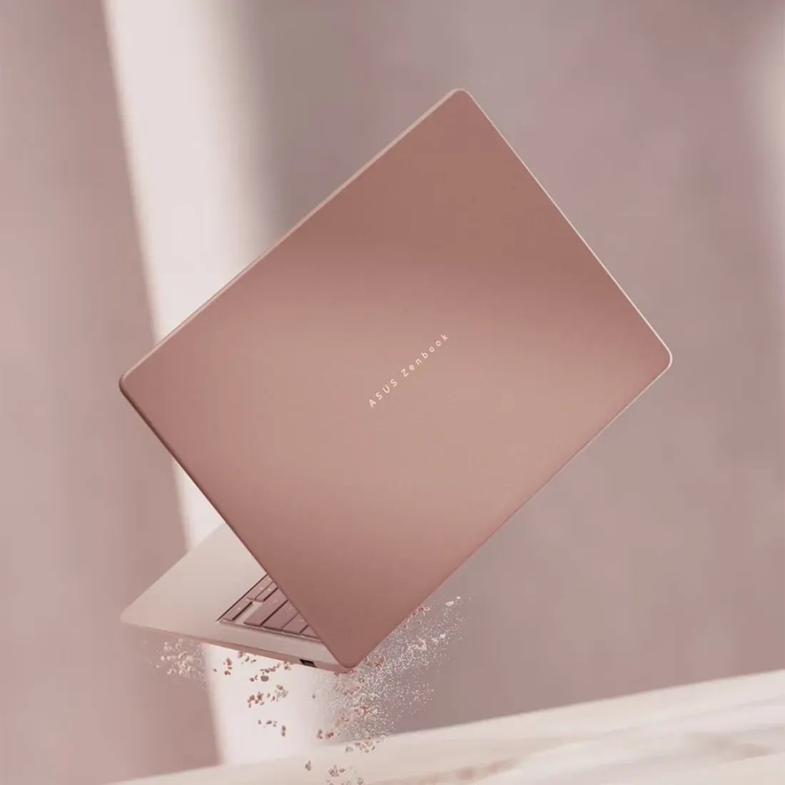 Foto tampak bagian bawah dan ventilasi Baterai 19 Jam dan Layar OLED, Mengapa Zenbook 14 AMD Dijual