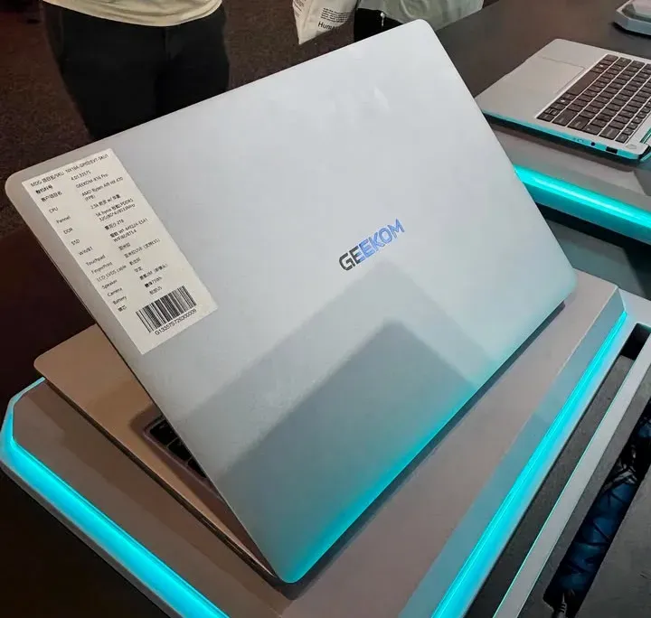 Foto tampak port belakang dan konektivitas I/O Bawa Ryzen AI 9 HX 470, GeekBook X16 Pro Janjikan Performa E