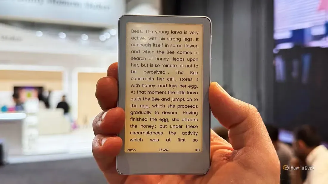 Foto tampak ukuran saat digenggam tangan Boox Picco: E-Reader Mungil Berbasis Linux yang Siap Masuk S