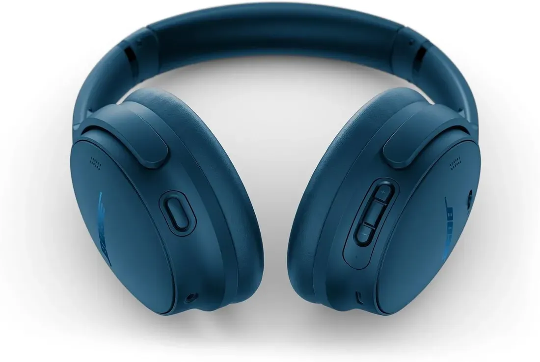Bose QuietComfort Gen 1 warna biru dengan port audio 3.5mm