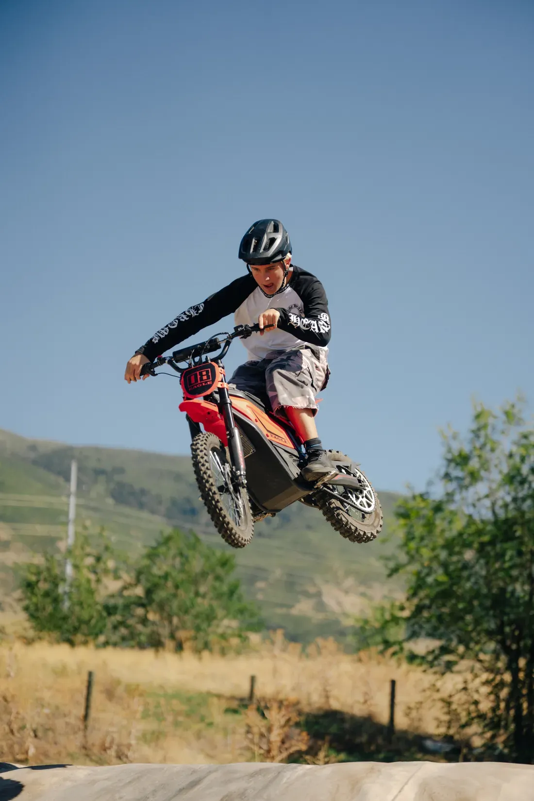 Foto tampak ukuran saat digenggam tangan Bukan Sekadar Mainan, Motor Listrik Off-Road Ini Tawarkan Performa Agresif untuk Remaja