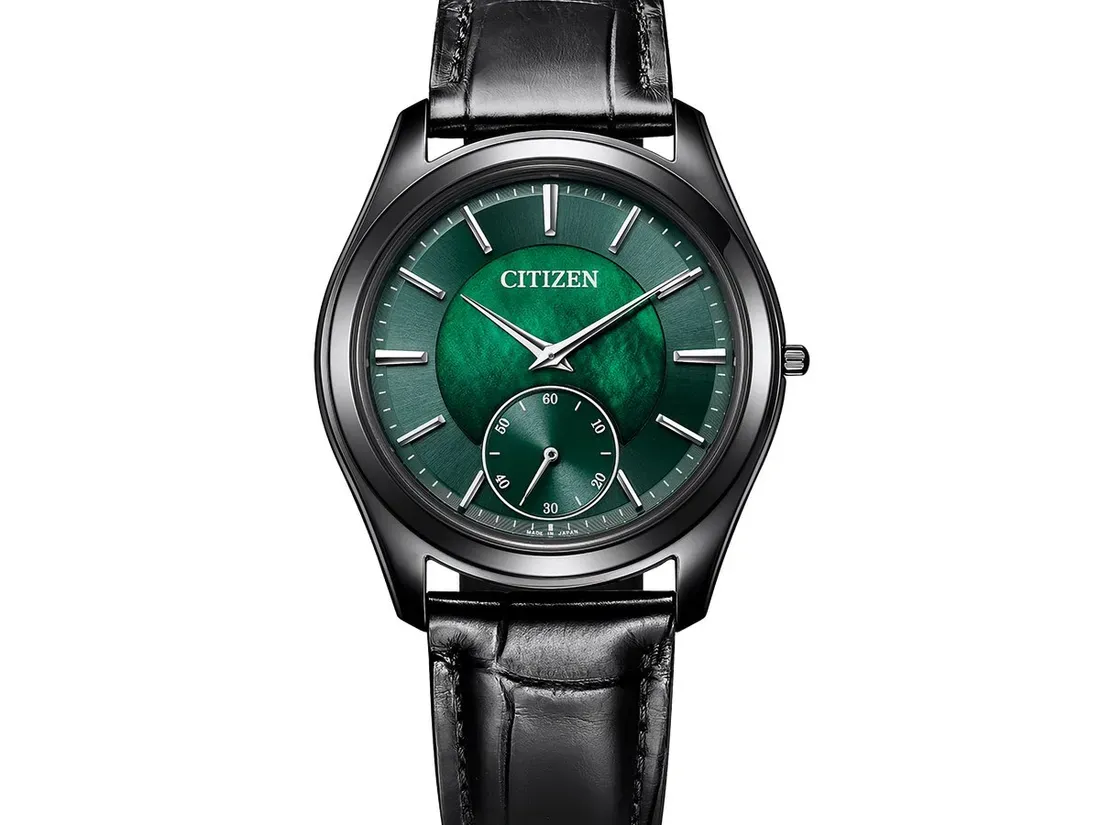 Close-up dial mother-of-pearl hijau Citizen Eco-Drive One AQ5025-04N