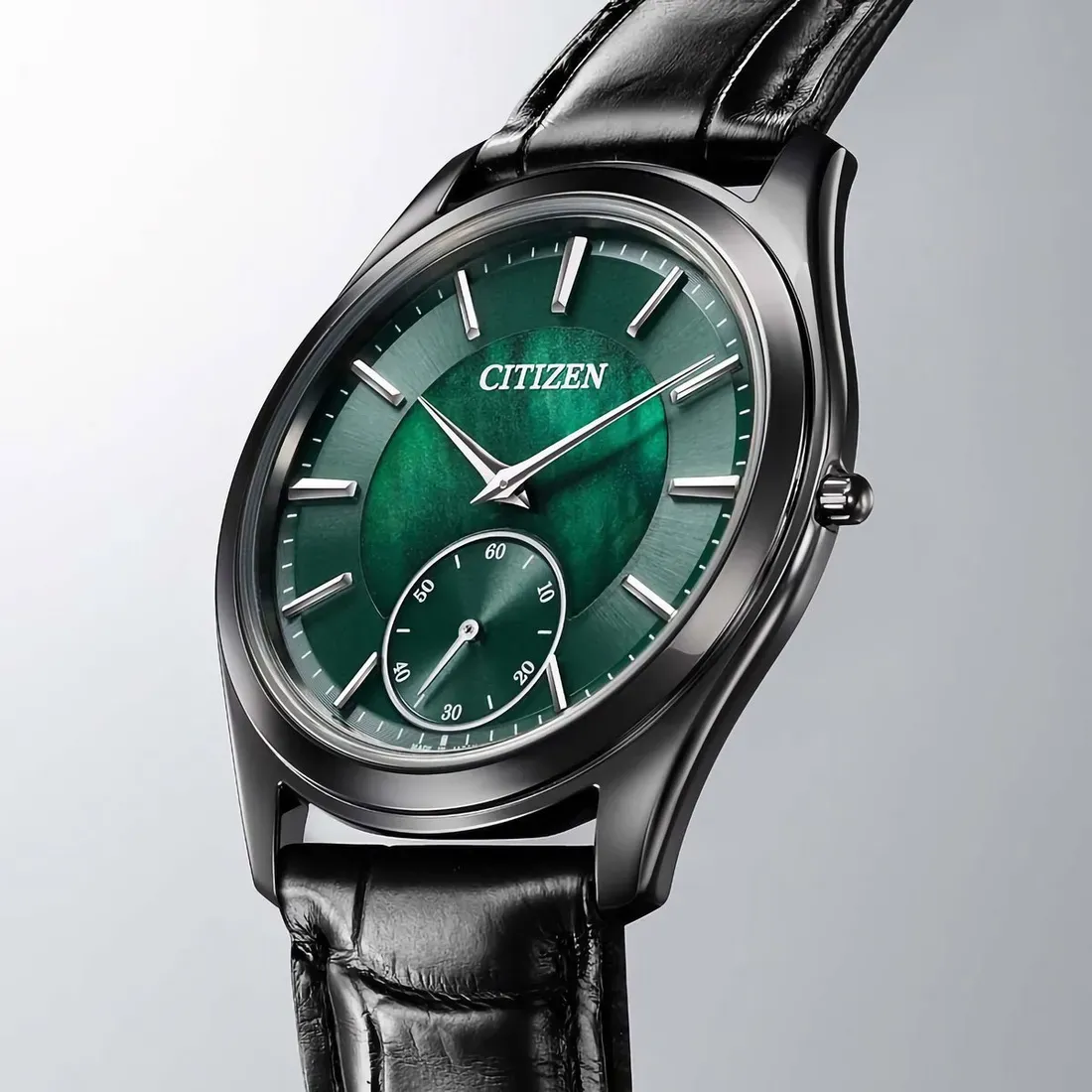 Profil samping Citizen Eco-Drive One AQ5025-04N dengan casing setebal 4,5 mm