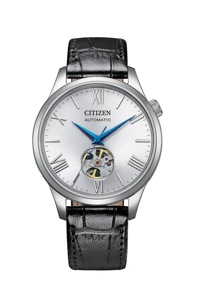 Citizen NH9138-15A dengan strap kulit hitam dan jarum biru