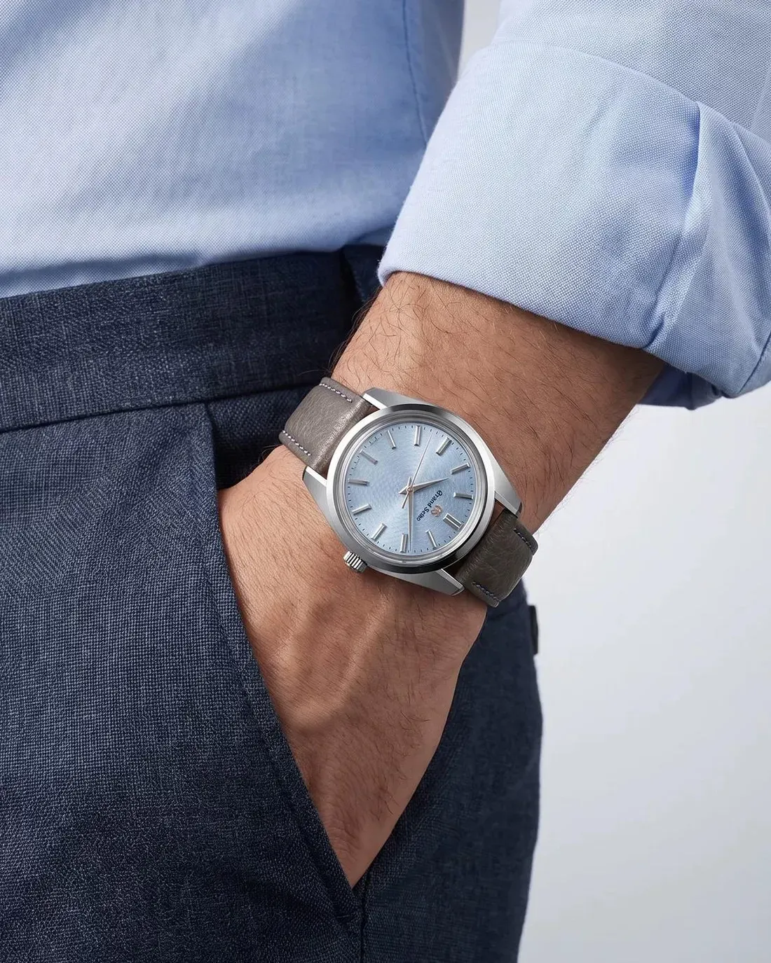 Detail jarum detik rose gold dan logo Grand Seiko pada dial biru pucat SBGW327