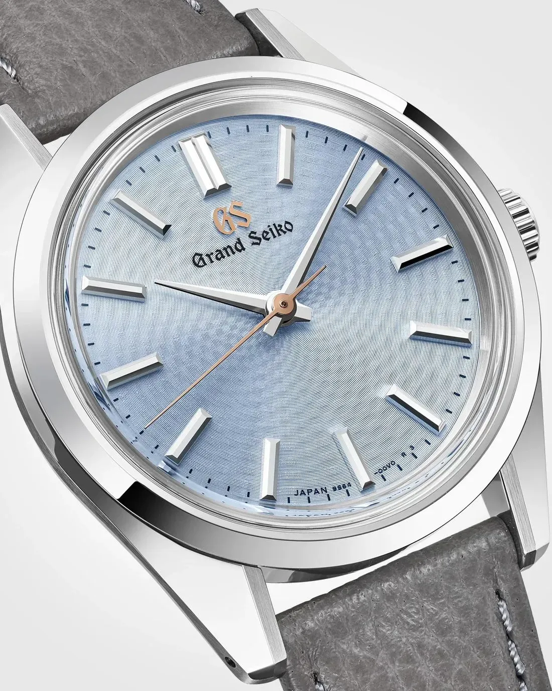 Strap kulit grained grey-brown dengan jahitan biru pucat pada Grand Seiko SBGW327