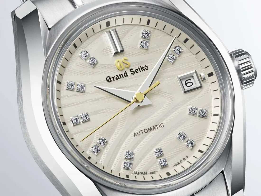 Detail dial ivory dan penanda jam berlian pada Grand Seiko STGK039