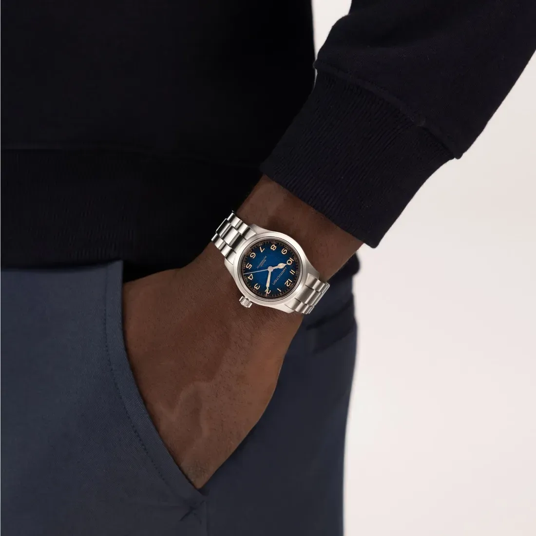 Ilustrasi h70405140 wristshot Hamilton Rilis Khaki Field Murph 38mm Varian Rantai Baja dan