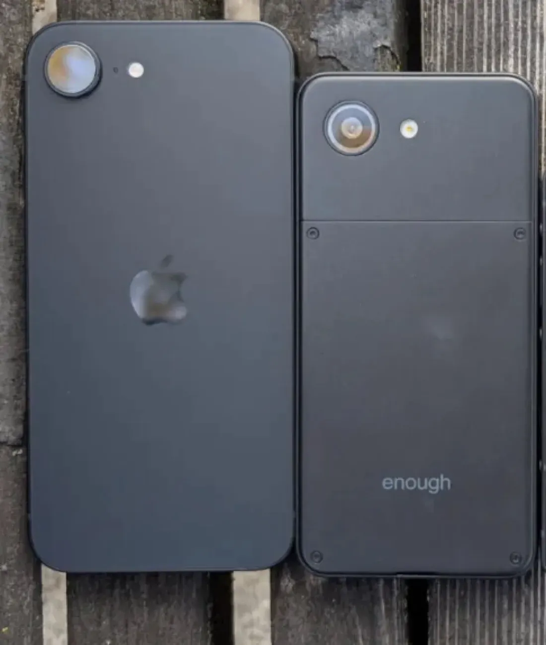 Ilustrasi enough phone3 HP Android Mungil Ini Punya Baterai Modular dan Layar 5,3 In